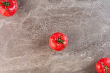 Koyu arkaplanda taze kırmızı domatesler. en üstteki görünüm.