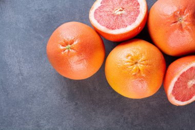 Masada taze kırmızı greyfurtlar var.