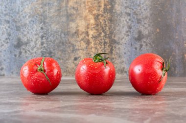 Mutfak masasının arkasında taze domatesler