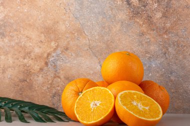 Mutfak masasında taze portakallar, sağlıklı beslenme konsepti.