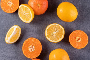 Mutfak masasında taze portakallar, sağlıklı beslenme konsepti.