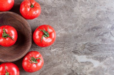 Mutfak masasında taze domatesler. 