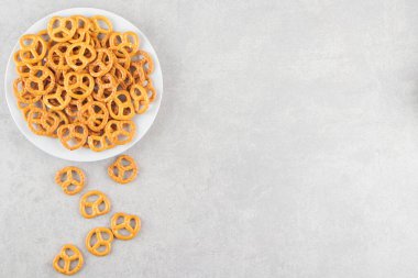 Mutfak masasında tuzlu kraker.