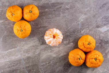 Mutfak masasında taze portakallar. 