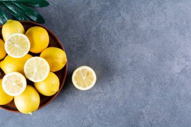 Gri arka planda taze sarı limonlar 