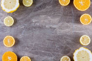 Gri arka planda taze sarı limonlar 