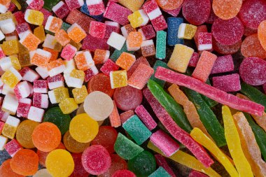 Masada çok renkli jöle şekerlemeleri var.