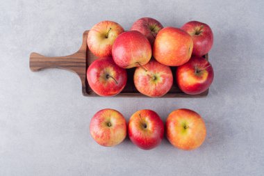 Gri arkaplanda olgun elmalar, yakın görünüm