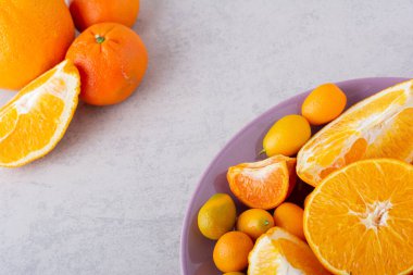 Mutfak masasında taze narenciye meyveleri. Metin için boş alan.