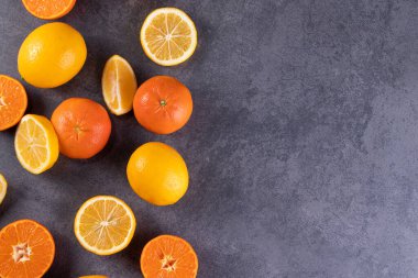 Açık gri arkaplanda taze portakallar. Boşluğu kopyala.