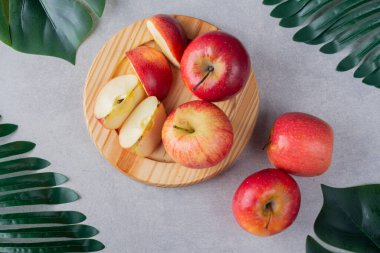 Gri arkaplanda taze olgun elmalar