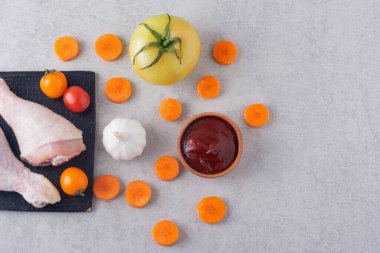 Masada pişirecek malzemeli çiğ et.