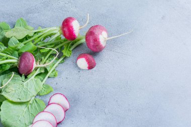 Mutfak masasında taze organik turplar.  