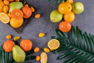 Gri arka planda taze meyveler