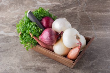 Mutfak masasında olgun organik soğanlar. 