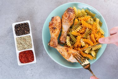 Mutfak masasında ızgara tavuk eti. 