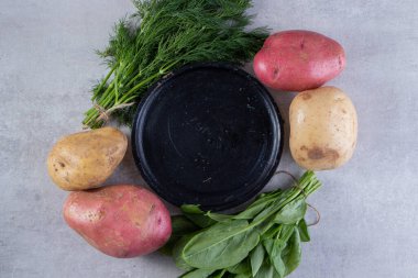 Gri arka planda taze organik patates.