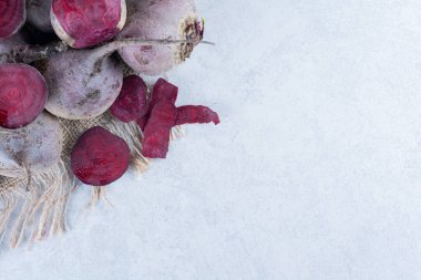 Gri masada taze organik mor pancar kökleri
