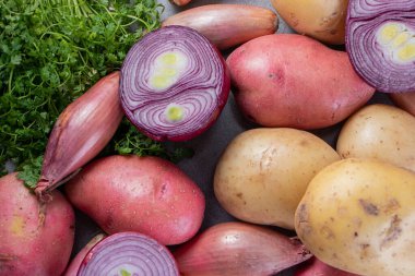 Gri arka planda taze organik sebzeler 