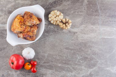 Baharatlı ve sebzeli ızgara tavuk. 