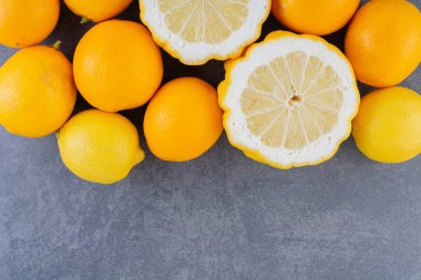 Gri arka planda taze sarı limonlar 