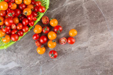 Mutfak masasının arkasında taze domatesler