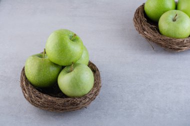 Gri arkaplanda taze olgun elmalar.