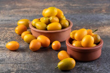 Mutfak masasında taze kumkatlar.