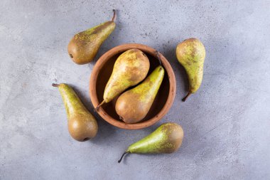 Gri arka planda taze armutlar