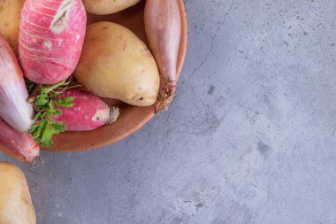 Gri arka planda taze organik sebzeler 