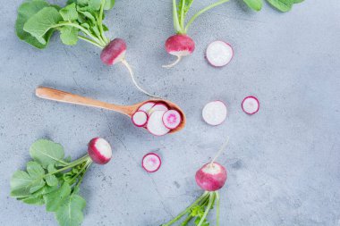 Mutfak masasında taze organik turplar