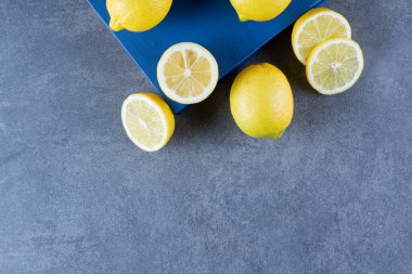 Mavi arka planda taze limonlar. en üstteki görünüm.