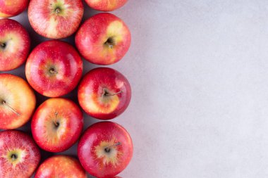 Gri arkaplanda kırmızı elmalar