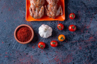 Pişirmek için malzemeli çiğ tavuk eti.