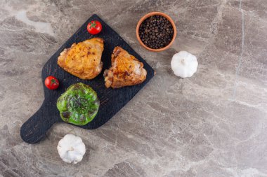 Baharatlı ve sebzeli ızgara tavuk. 