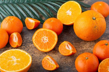 Mutfak masasında taze portakallar. 