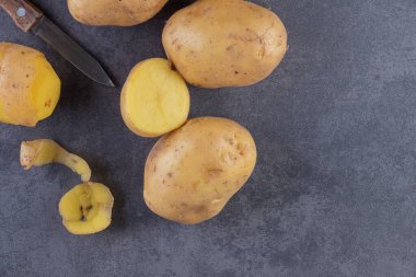 Siyah arka planda çiğ patates.