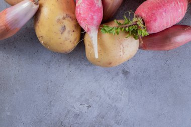 Beyaz arka planda taze organik sebzeler