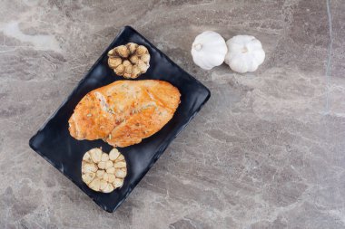 Mutfak masasında ızgara tavuk eti. 