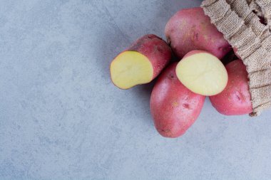 Mutfak masasında çiğ organik patates..