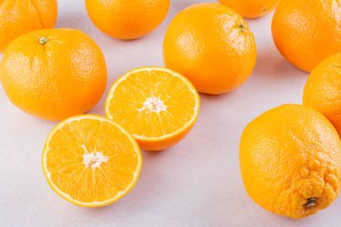 Gri mutfak masasında taze portakallar.