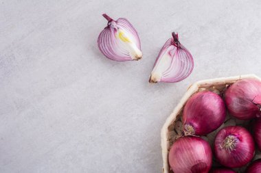 Mutfak masasında olgun organik soğanlar.