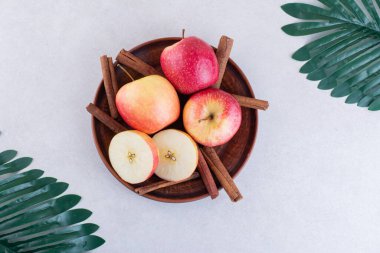 Gri arkaplanda olgun elmalar, yakın görünüm