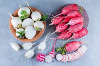 Mutfak masasında taze organik turplar.  