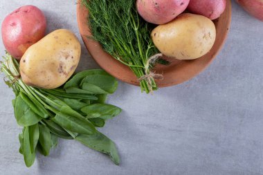 Gri arka planda taze organik patates 