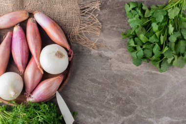 Olgun soğanlar mutfak masasında.