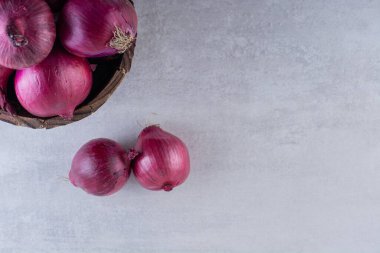 Mutfak masasında olgun organik soğanlar. 