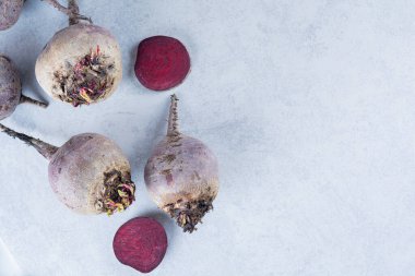 Mutfak masasında taze organik pancar kökleri.