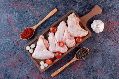 Baharatlı ve sebzeli çiğ tavuk eti. 