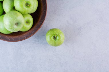 Mutfak masasında taze yeşil elmalar 